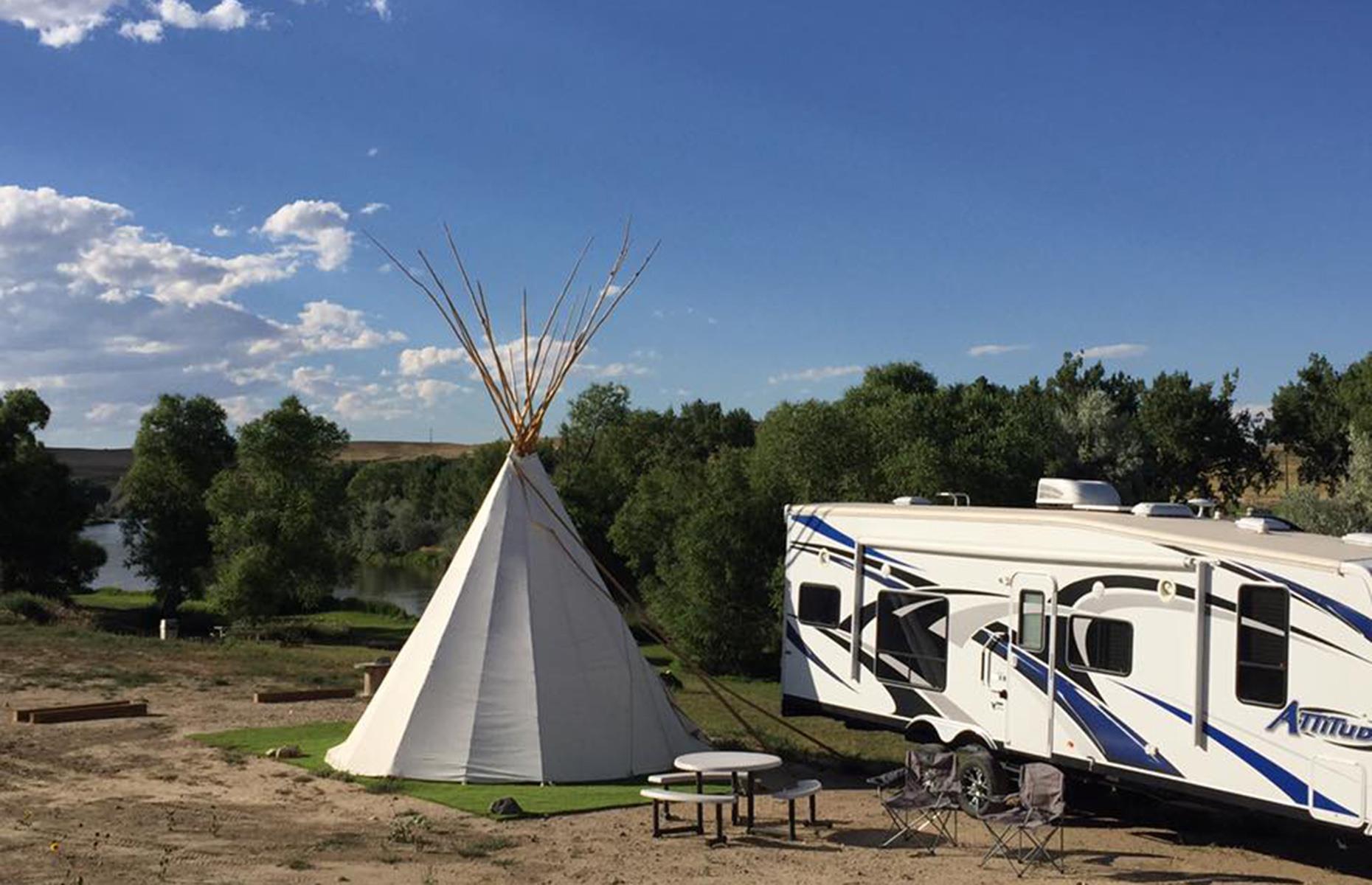<p>As the name suggests <a href="http://www.riversedgervresort.net/">this upmarket spot</a> is located on the Platte River, just east of Casper. It's open year-round and offers excellent facilities including a kid's playground, full hook-up, TV and Wi-Fi with space for 73 RVs in total. RVers can get involved in outdoor activities from trout fishing to skiing and golf, plus there are cabins available too. </p>
