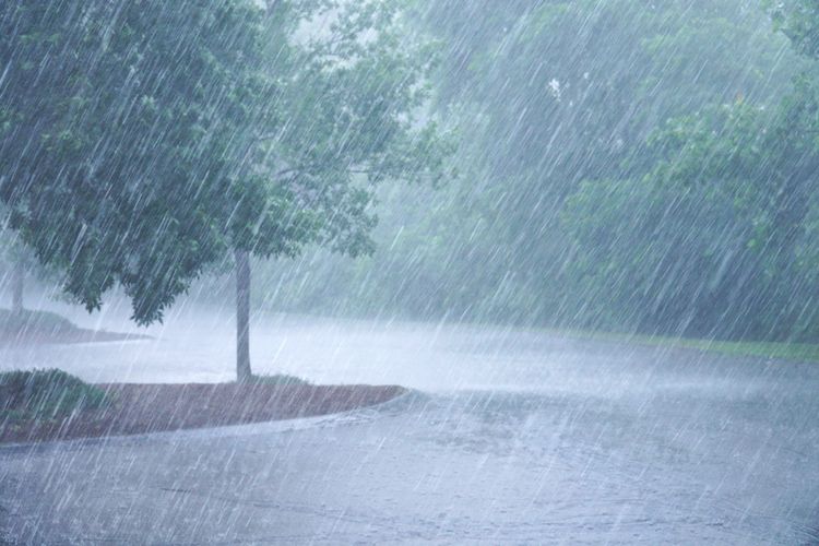 prakiraan bmkg: wilayah berpotensi hujan lebat dan angin kencang pada 5-6 mei 2024