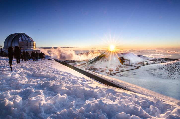 <p>At 13,000 feet above sea level, the state's tallest mountain can be snow capped.  Mauna Kea's summit has the largest telescopes on earth and offers some of the best stargazing in clear skies above the clouds. </p>