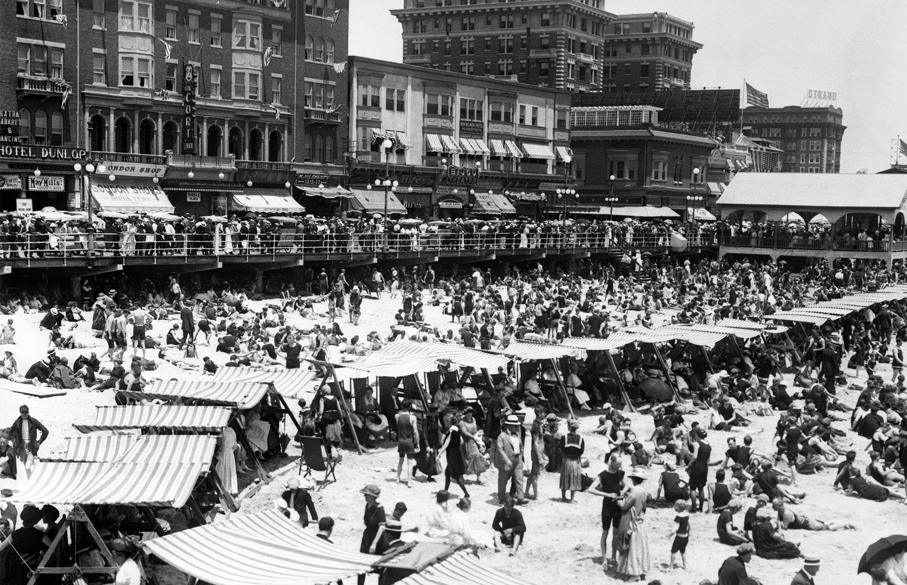 Down in New Jersey, Atlantic City was another destination whose shores were full to the brim come summer. This photo was snapped in the Roaring Twenties and sees hundreds of vacationers dot the sands of Atlantic City Beach, cooling off under umbrellas, perhaps after a dip in the ocean.