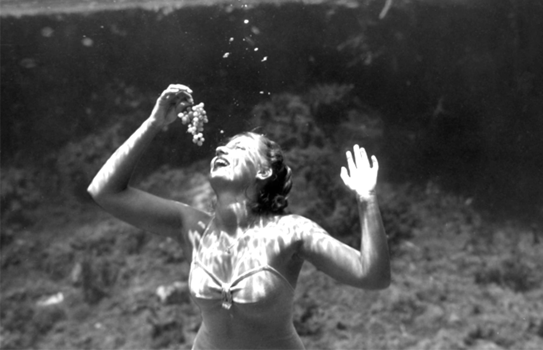 Another popular Sunshine State attraction was born in the 1940s. In this decade, Newton Perry built an underwater theater at Weeki Wachee Spring, western Florida, and trained women to perform synchronized routines some six feet (1.8m) below the water's surface, using special hoses to breathe. The show was an instant hit and vacationers traveled from around the country to see the "mermaids" for themselves. This photo dates to 1949.