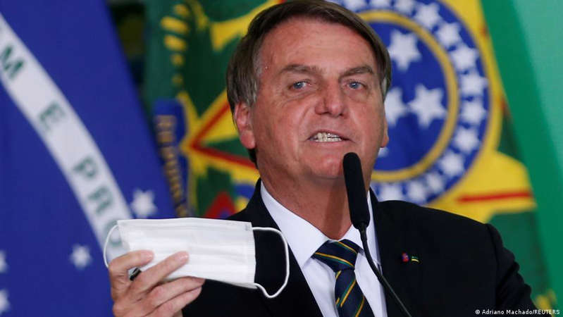 Bolsonaro minimizou a pandemia, se opôs a medidas de distanciamento, espalhou paranoia antivacinas e estimulou infecções ao longo da crise