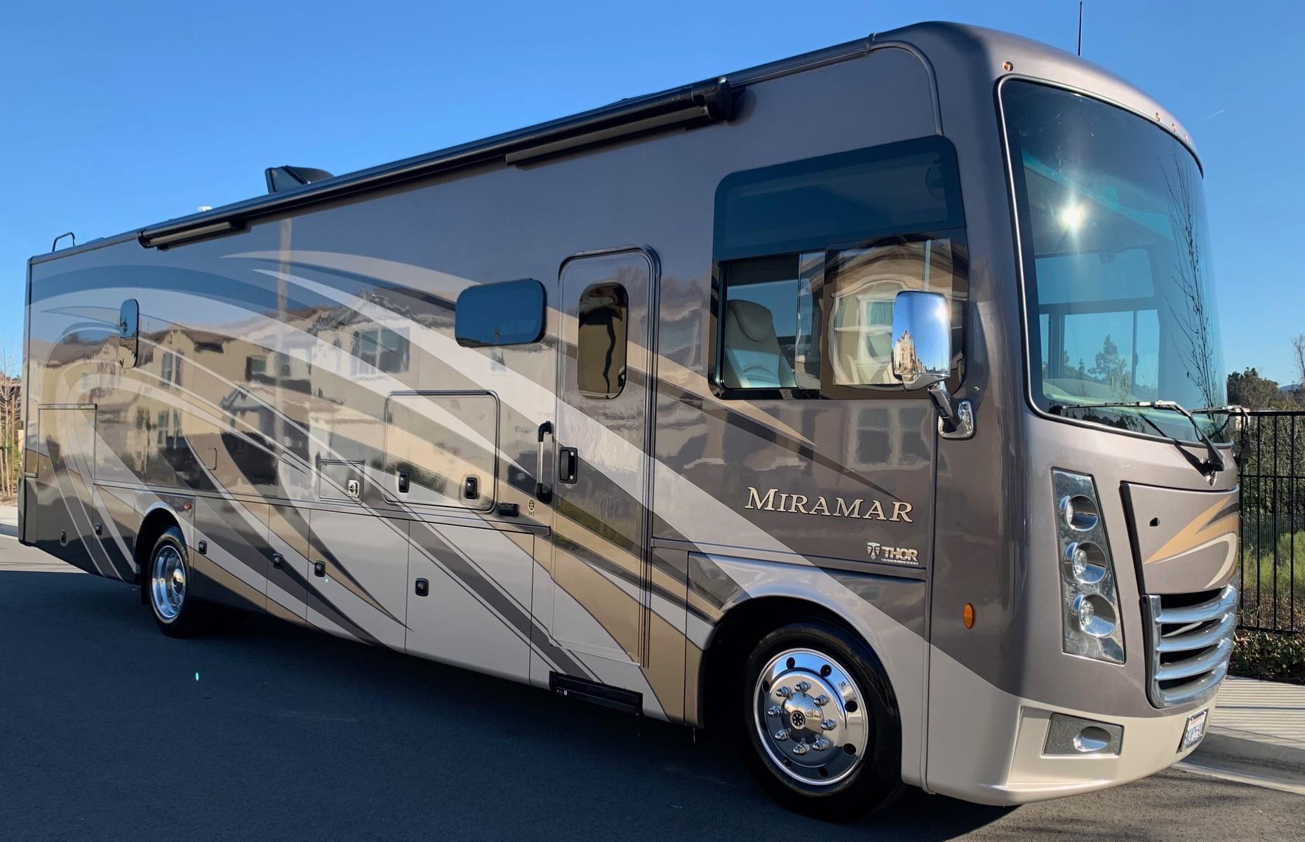 Meticulously maintained, the lavish interior of this 36-foot-long (11m) motorhome feels more like a fancy hotel suite rather than an RV. Designed for up to eight passengers to enjoy, the Thor Motor Coach Miramar is a great choice for a larger family or a group wanting a bit more space. As well as plenty of luxuries on board, the RV comes equipped with a handy 10” touchscreen with Bluetooth and navigation which makes driving a breeze.
