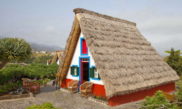 Diapositiva 6 di 30: Le case tradizionali a forma di A rappresentano uno stile architettonico che risale al 16º secolo. Il villaggio di Santana è il poste ideale dove ammirare queste colorate e inusuali strutture. 