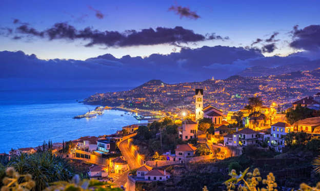 Diapositiva 1 di 30: Madeira è un'isola subtropicale ubicata nell'Oceano Atlantico. Rinomata per le vette vulcaniche, i giardini fioriti e il clima piacevole, è un'incantevole destinazione portoghese adatta a tutti i periodi dell'anno. Vuoi saper cosa non perdere nell'isola? Scorri la galleria! 