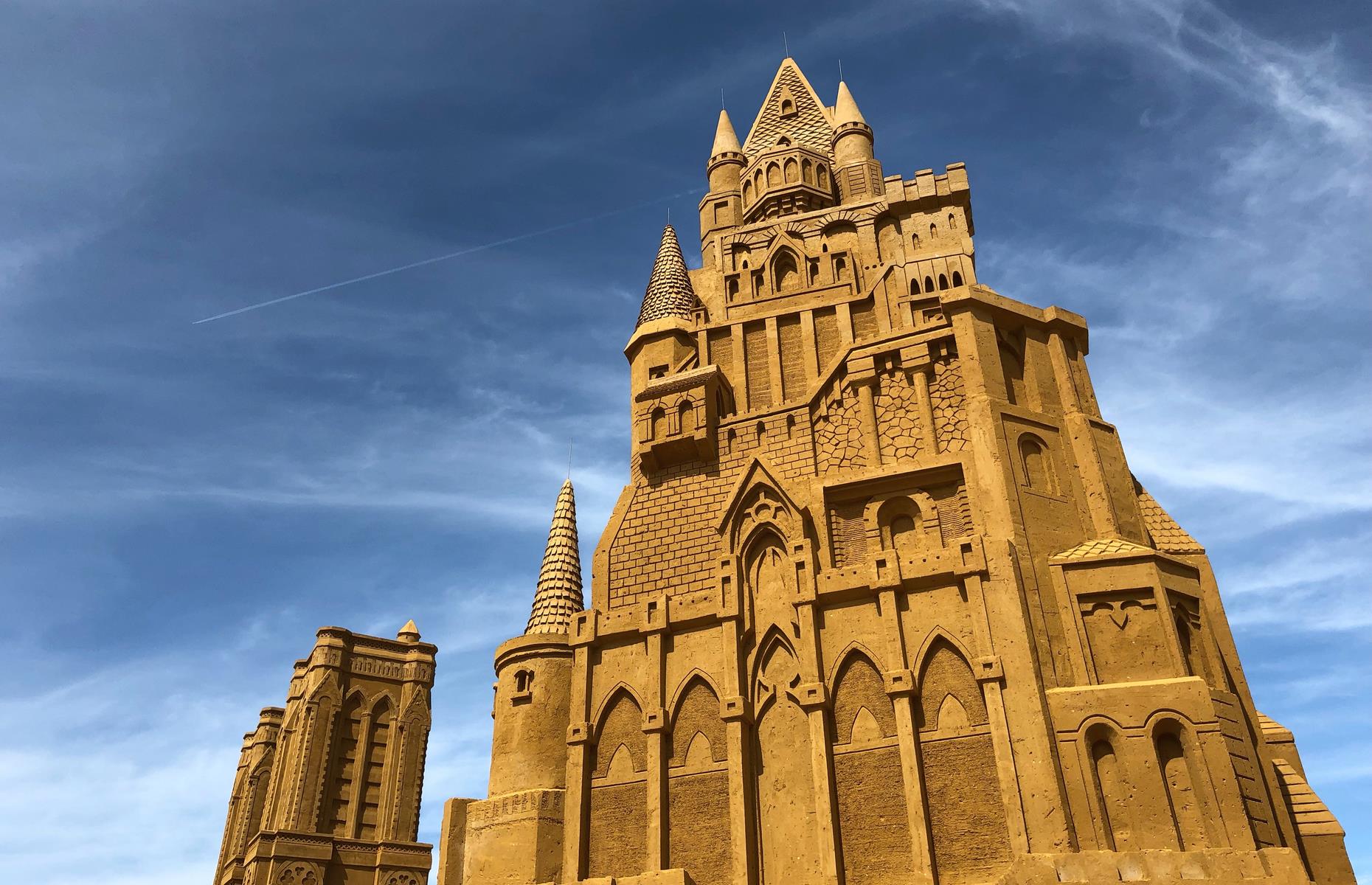 This architectural masterpiece was part of the annual Belgium Sand Sculpture Festival in 2019, which takes place on the beach of Ostend. Working under a theme of “dreams”, international sand artists converged at the annual event to create fantasy worlds using sand and water alone. There were 150 works on the beach, which ranged from just over six feet (2m) to 20 feet (6m) in height.