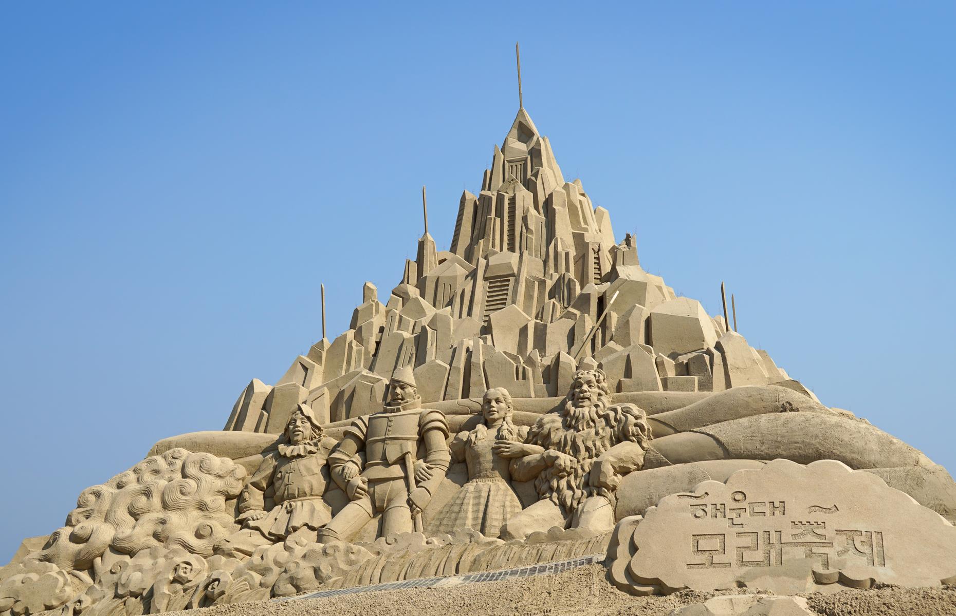Another eye-catching work of sand art at the 2019 Busan-based festival was this the Wonderful Wizard of Oz model. The detailed representation of the Emerald City and characters were the creation of five Korean artists.
