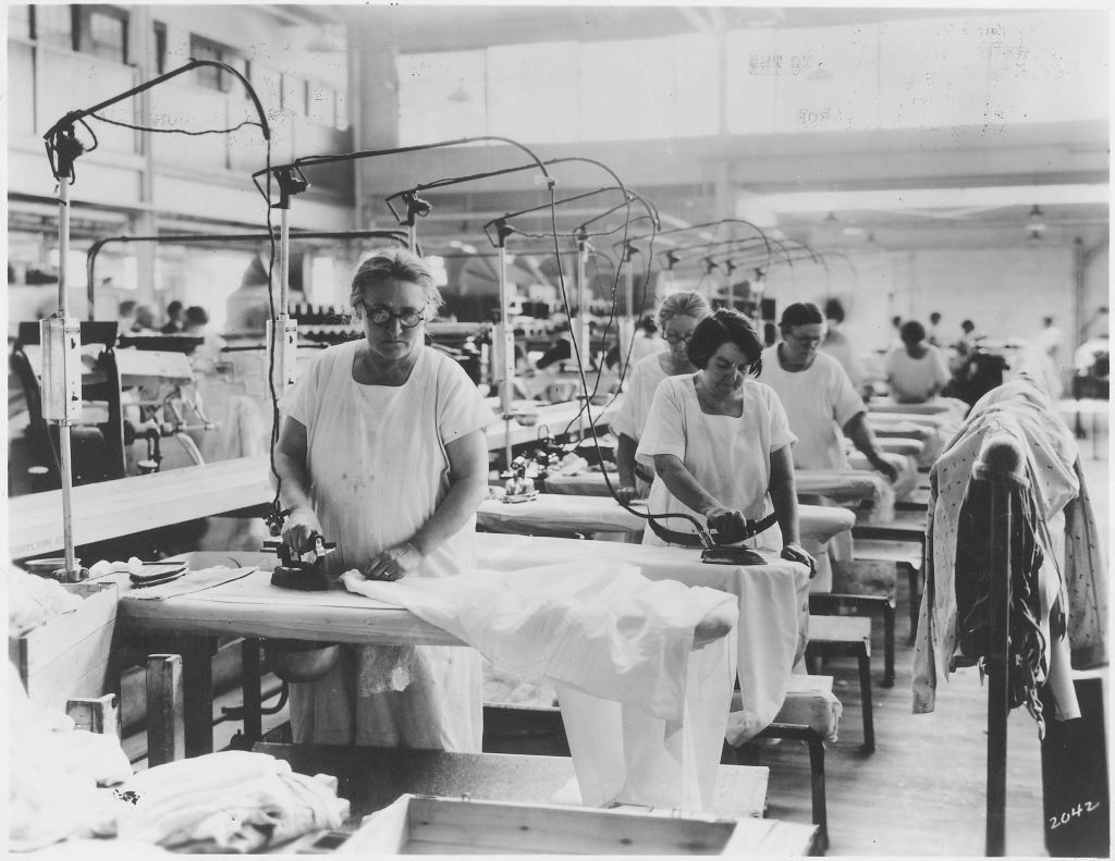 Leech Collectors and Other Undesirable Jobs We're Glad No Longer Exist