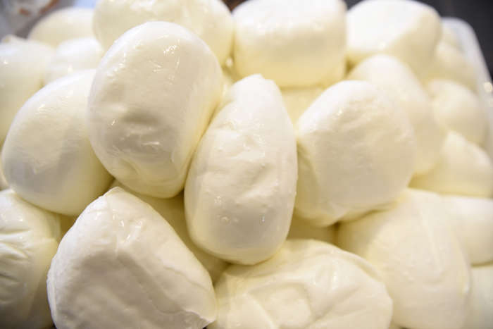 3 de 5 Fotos na Galeria: Você notará agora que o líquido ficou muito mais grosso. Deixando na panela ainda, corte-o com uma faca. Este procedimento ajudará a separar o queijo do soro.