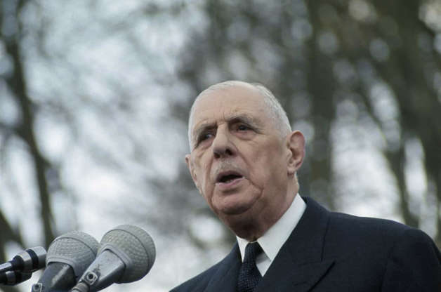 Slide 21 de 30: De Gaulle comandou a França Livre na guerra contra os  n a z i s t a s  durante a Segunda Guerra Mundial. Quando a França recuperou sua liberdade, ele se tornou primeiro-ministro por dois anos enquanto o país restaurava a democracia. Uma década depois, tornou-se presidente. Temos aqui o triplo líder!
