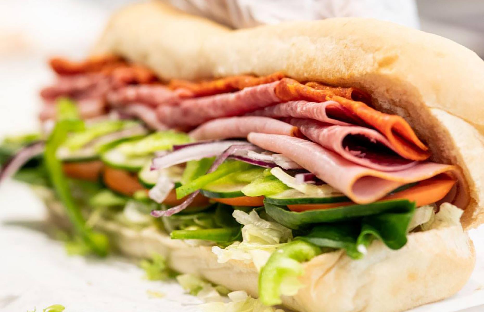 Бмт еда. Сэндвич итальянский бмт. Итальянский бмт сабвей. Партнерс сабвей. Бмт еда.