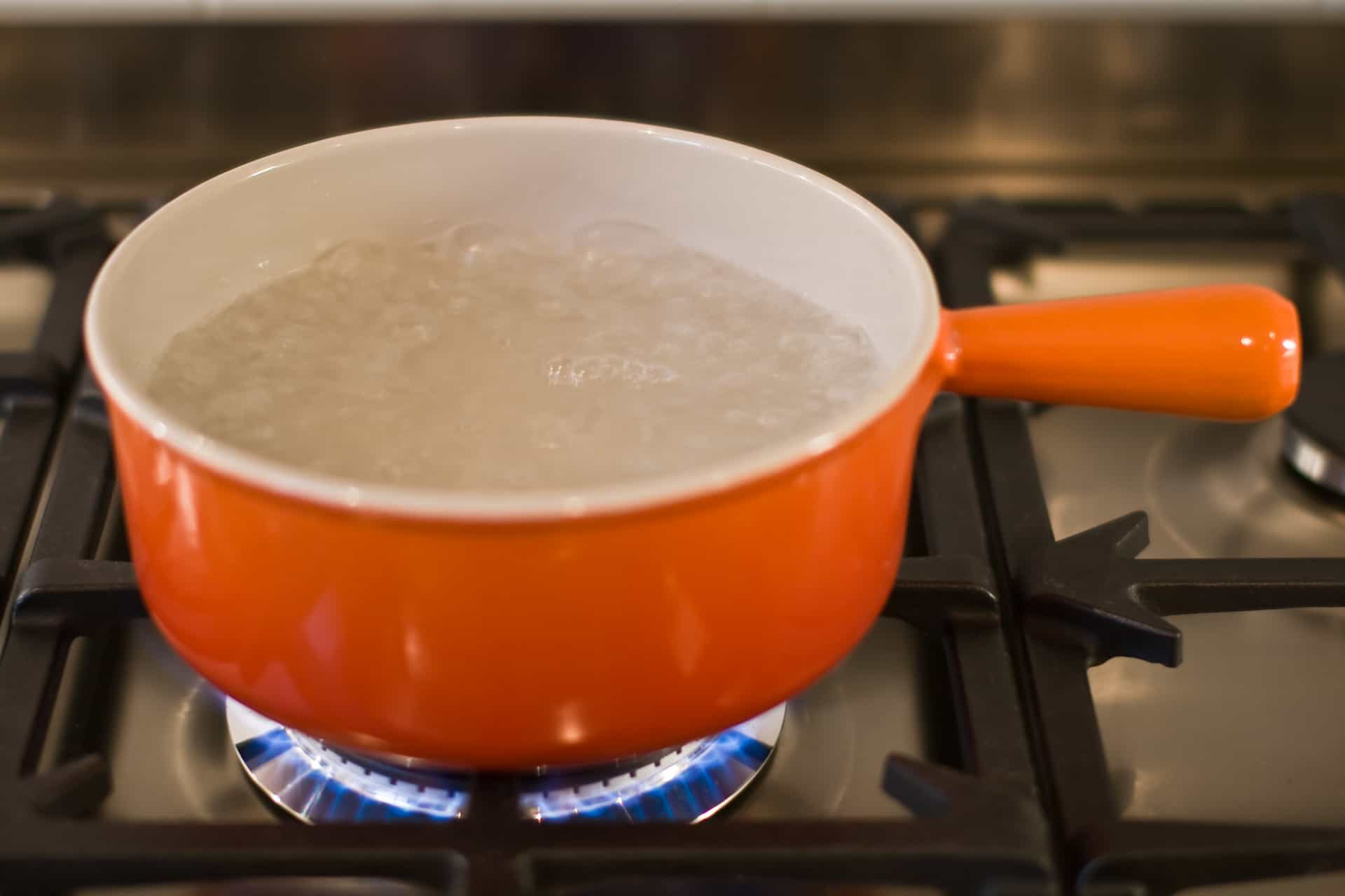 Вода в кастрюле на плите. Оранжевая вода в кастрюле. Boiled Water англичане. Boiling Pan. Fierberea.