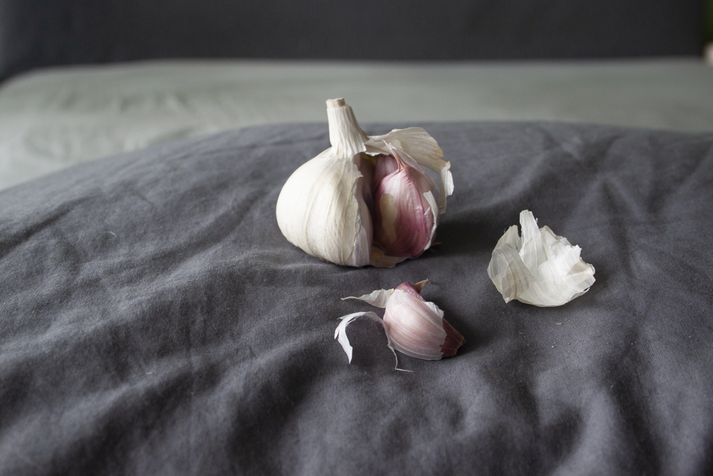 Por esto debes dormir con un diente de ajo debajo de la almohada