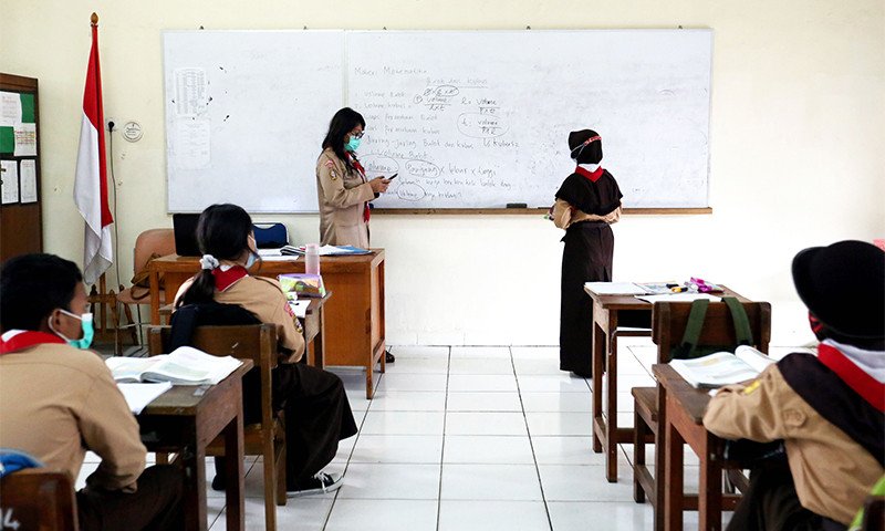 Gaji ASN Naik, Guru Honorer Hanya Dapat Rp300 Ribu per Bulan