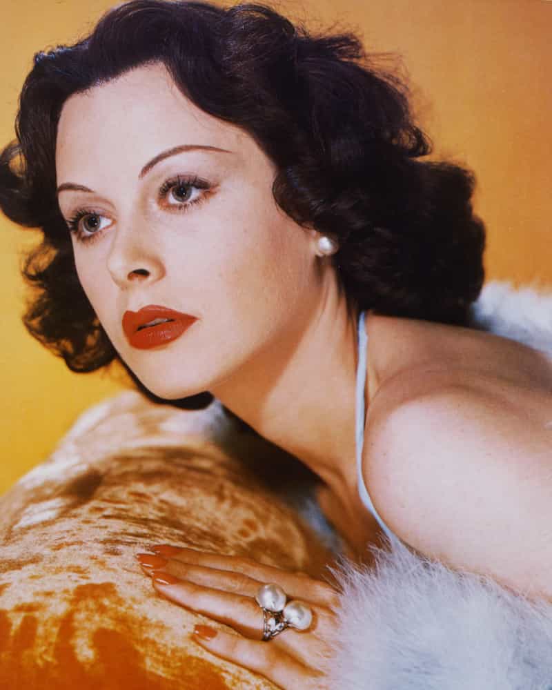 <p>Hedy Lamarr war eine der bekanntesten und glamourösesten Frauen der 1940er, aber sie war mehr als eine Schauspielerin mit einem außergewöhnlich hübschen Gesicht. Lamarr war auch eine bekannte Erfinderin, die die ersten Brausetabletten entwickelte. Außerdem machte sie Fortschritte in der Funktechnologie, die direkt auf das WiFi, wie wir es heute kennen, hinführte.</p>