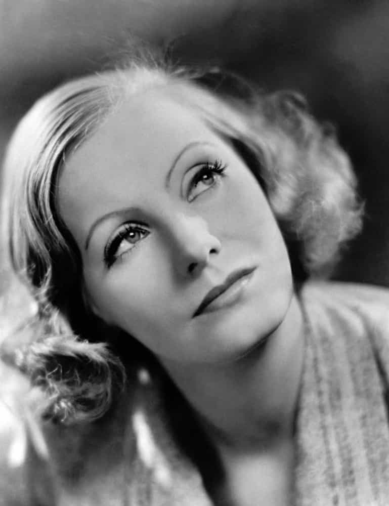 <p>Die schwedisch-amerikanische Schauspielerin Greta Garbo und ihre charakteristischen Augenbrauen wurden während der Stummfilm-Ära berühmt, und sie ging nahtlos in das Goldene Zeitalter von Hollywood über. Ihr Schauspielstil war subtil, und sie stellte meist tragische Figuren dar.</p>