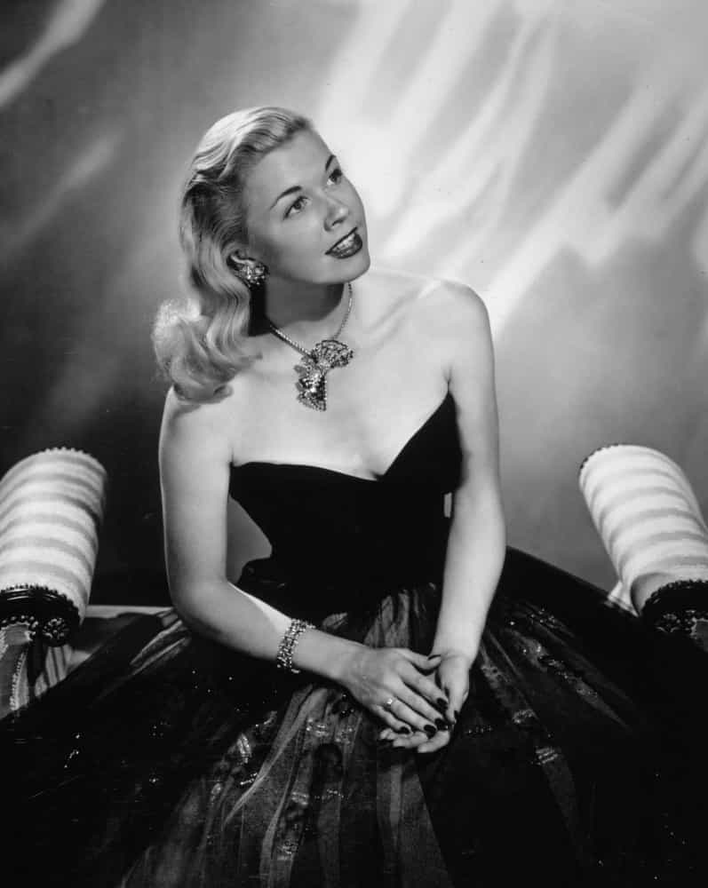 <p>Doris Day begann in den 1940er-Jahren als Big-Band-Sängerin, bis sie 1948 ihre erste große Filmrolle bekam. Sie spielte die Hauptrolle in dem Film "Zaubernächte in Rio" und wurde bald zu Amerikas Sweetheart.</p>
