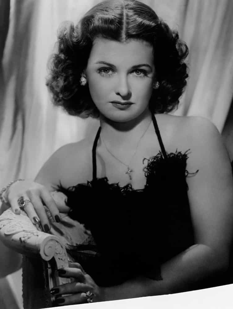 <p>Joan Bennett begann ihre Karriere als Blondine, aber als sie sich 1938 für eine Rolle die Haare braun färbte, änderte das ihre Wahrnehmung komplett. Sie wurde zu einer verführerischen Femme fatale, der Rest ist Geschichte.</p><p>Quellen: (<a href="https://www.thevintagenews.com/2016/03/23/top-10-biggest-female-stars-1940s/" rel="noopener">The Vintage News</a>) (<a href="https://glamourdaze.com/2016/06/top-ten-most-beautiful-1940s-actresses.html" rel="noopener">Glamour Daze</a>) (<a href="https://www.ranker.com/list/1940s-actresses/ranker-film" rel="noopener">Ranker</a>)</p><p>Auch interessant: <a href="https://de.starsinsider.com/promis/466218/wer-waren-die-schoensten-frauen-der-1960er">Wer waren die schönsten Frauen der 1960er?</a></p>