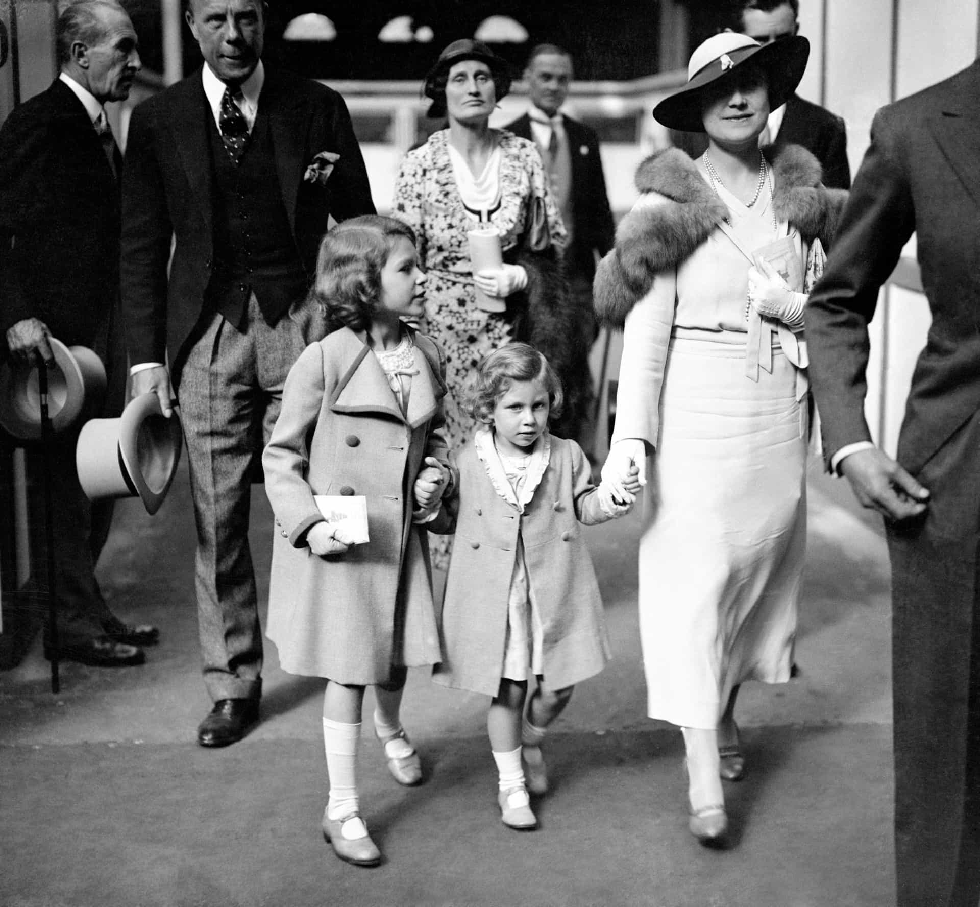 1936, als der Onkel väterlicherseits, König Eduard VIII., abdankte, um seine zweimal geschiedene amerikanische Geliebte Wallace Simpson heiraten zu können, rückte das Leben der Mädchen in den <a href="https://de.starsinsider.com/lifestyle/379630/royals-vs-paparazzi-eine-historische-erzaehlung-ueber-liebe-und-hass" rel="noopener">Blickpunkt der Öffentlichkeit</a>.
