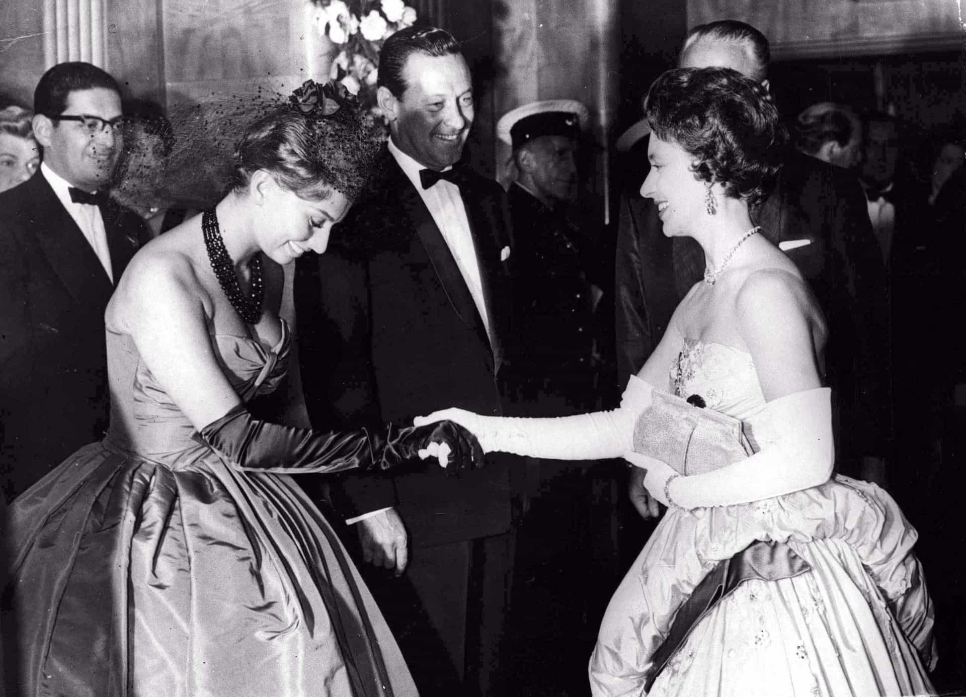 Prinzessin Margaret trifft Sofia Loren bei der Premiere von "Der Schlüssel" im Jahr 1958.