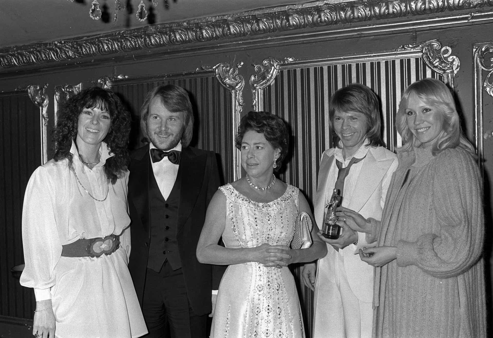 Die Prinzessin steht mit den vier Mitgliedern der schwedischen Popgruppe Abba im Jahr 1977.
