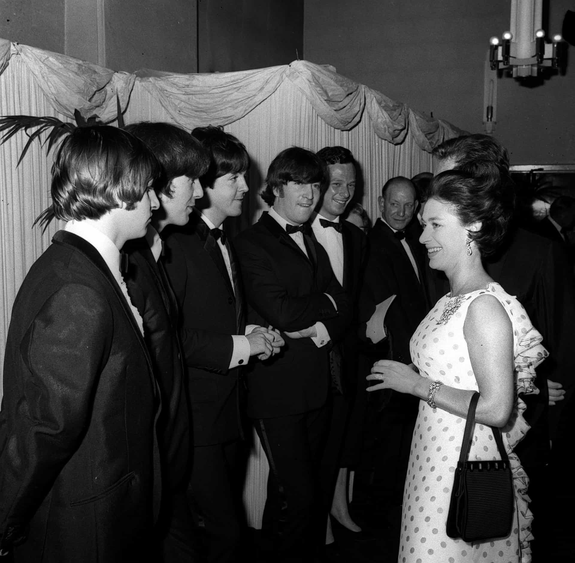 Im Gespräch mit den Beatles 1965 bei der Premiere ihres Films "Hi-Hi-Hilfe!" in London.