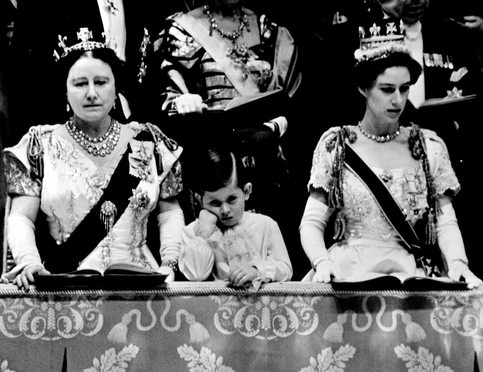 Prinzessin Margaret (rechts) verfolgt die Krönungszeremonie der Königin in der Westminster Abbey zusammen mit einem jungen Prinz Charles und der Königinmutter.