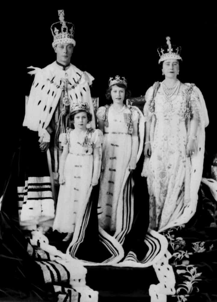 Als König Georg VI. im Mai 1937 gekrönt wurde und ihre Mutter Königin wurde, änderte sich das Leben der beiden Schwestern grundlegend.