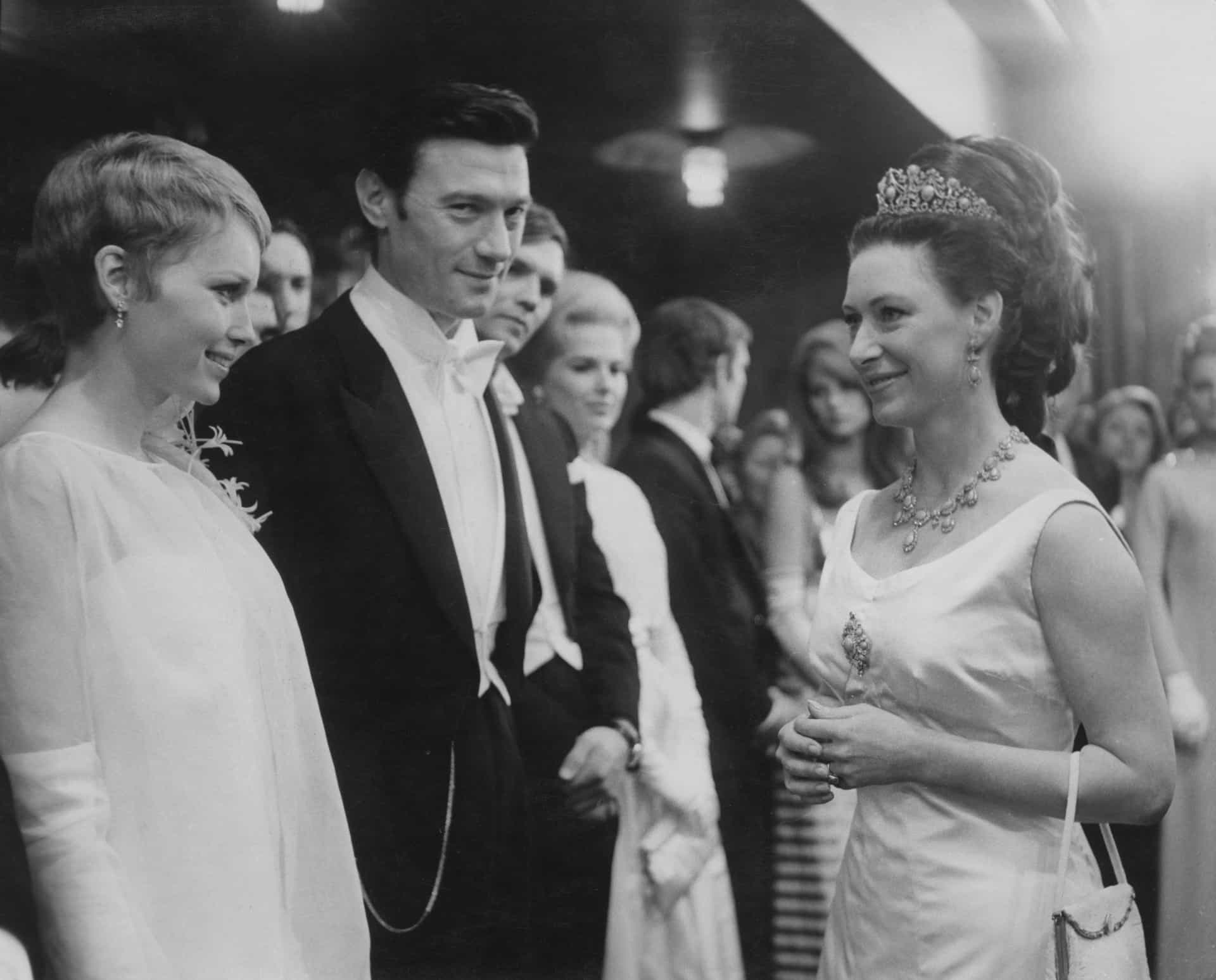 Margaret trifft den Schauspieler Laurence Harvey und Mia Farrow bei einer Vorführung von "Der Widerspenstigen Zähmung" in London, 1967.