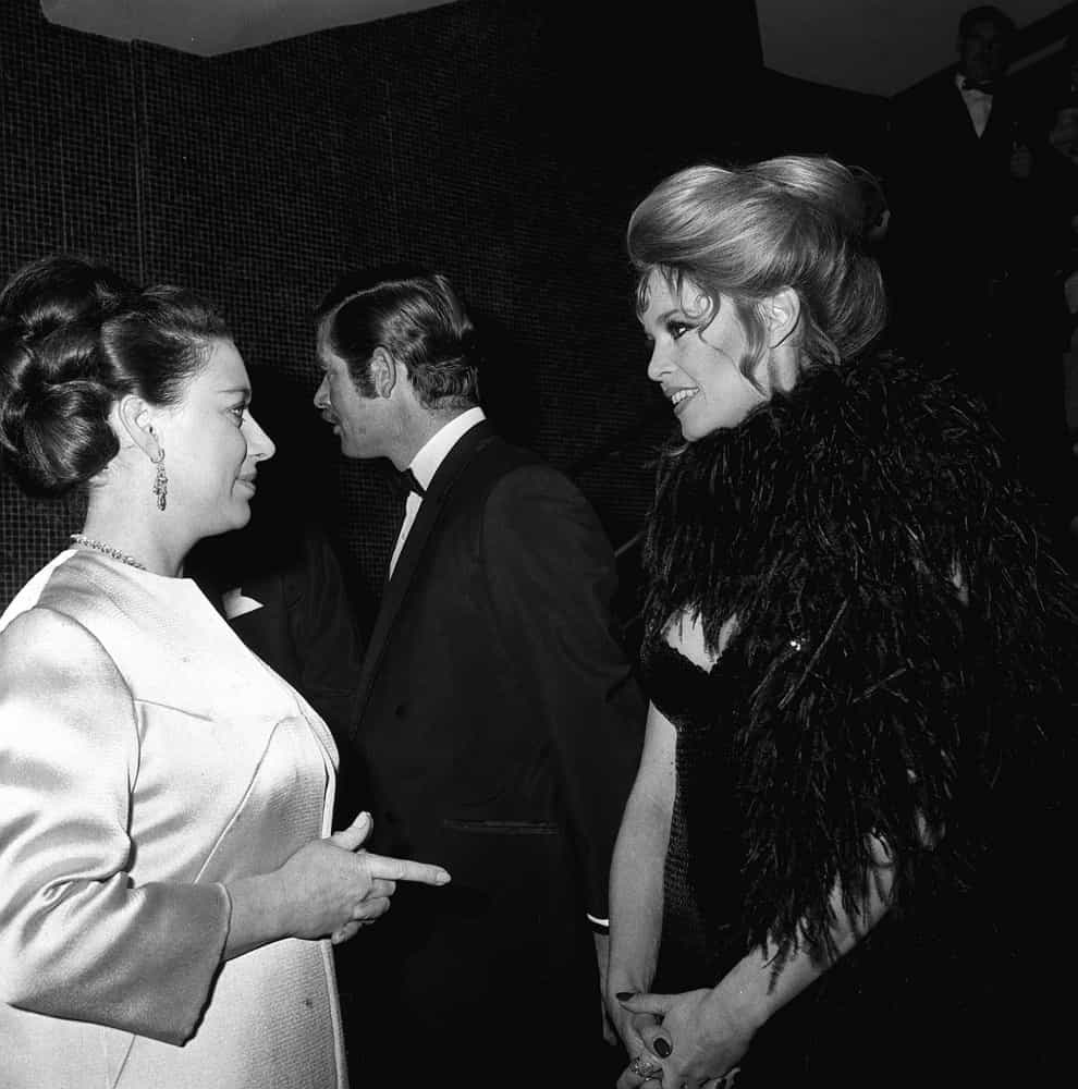 Ihre Königliche Hoheit plaudert mit Brigitte Bardot bei der Premiere von "Shalako" in London, 1968.