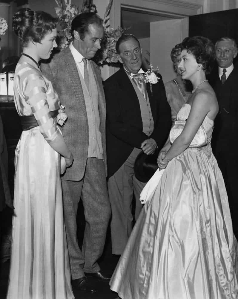 Die Prinzessin unterhält sich mit den Schauspielern Julie Andrews, Rex Harrison und Stanley Holloway nach einer Bühnenaufführung von "My Fair Lady" in London, 1966.