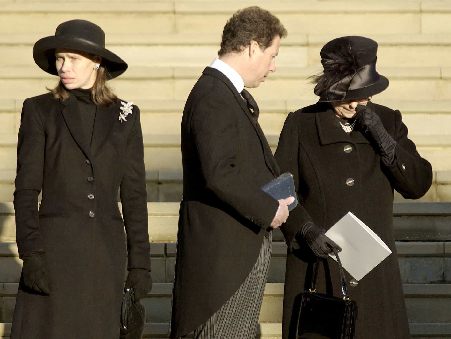 <p>Bei der Beerdigung ihrer Schwester wurde die Monarchin gesehen, wie sie sich die Tränen wegwischte – ein äußerst seltener öffentlicher Ausdruck von Rührung.</p><p>Entdecken Sie auch: <a href="https://de.starsinsider.com/promis/266065/lebenslange-liebe-koenigin-elisabeth-ii-und-prinz-philip">Lebenslange Liebe: Königin Elisabeth II. und Prinz Philip</a></p>