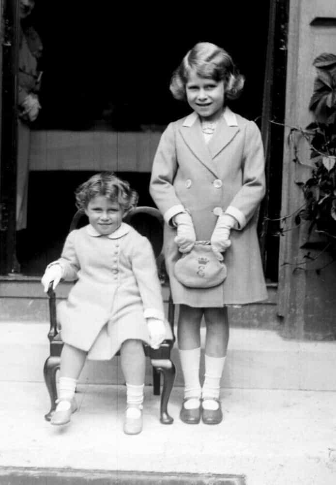Eine zweijährige Prinzessin Margaret und die siebenjährige Prinzessin Elisabeth, die in ihrer Kindheit "Lilibet" genannt wurde, zusammen im Jahr 1933.