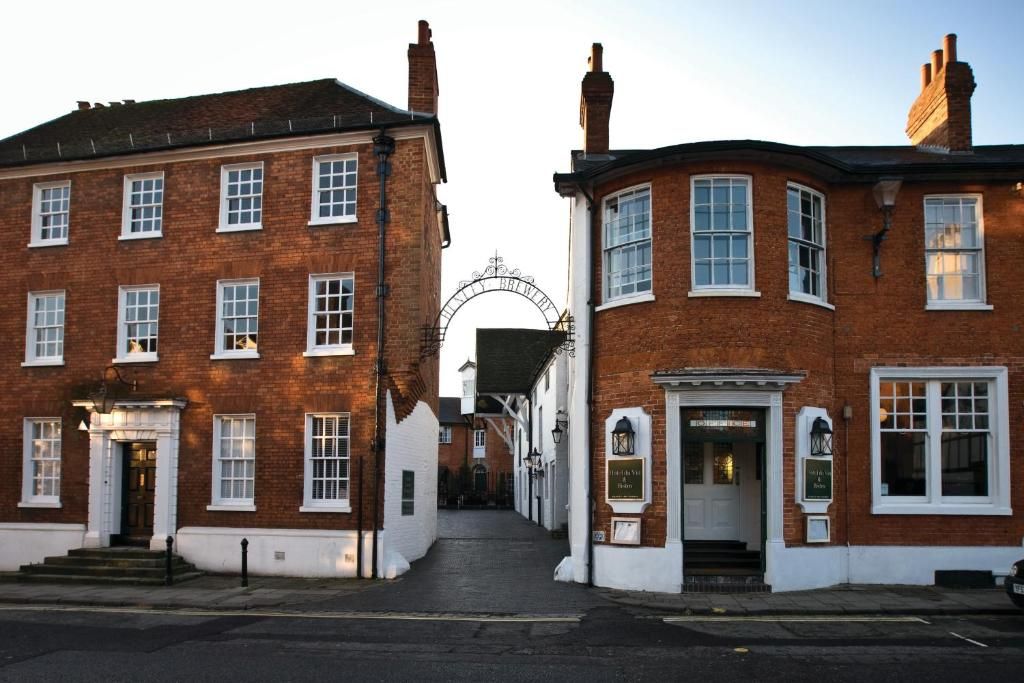 <p>There are few more idyllic locations for a hotel than this: nestled in the Chilterns, in the heart of the 12th century market town anda stone’s throw from the banks of the River Thames. <a href="https://www.redescapes.com/offers/oxfordshire-henley-on-thames-hotel-du-vin">Hotel Du Vin Henley-on-Thames</a> is a reincarnation of a 300-year-old brewery, successfully blending Georgian period detail with stylish contemporary furnishings. </p><p>Drinks and alfresco meals in the courtyard are a highlight, as are the walks, boutiques and boating experiences available on your doorstep.</p><p><a class="body-btn-link" href="https://www.redescapes.com/offers/oxfordshire-henley-on-thames-hotel-du-vin">CHECK OUT OUR OFFER</a></p>