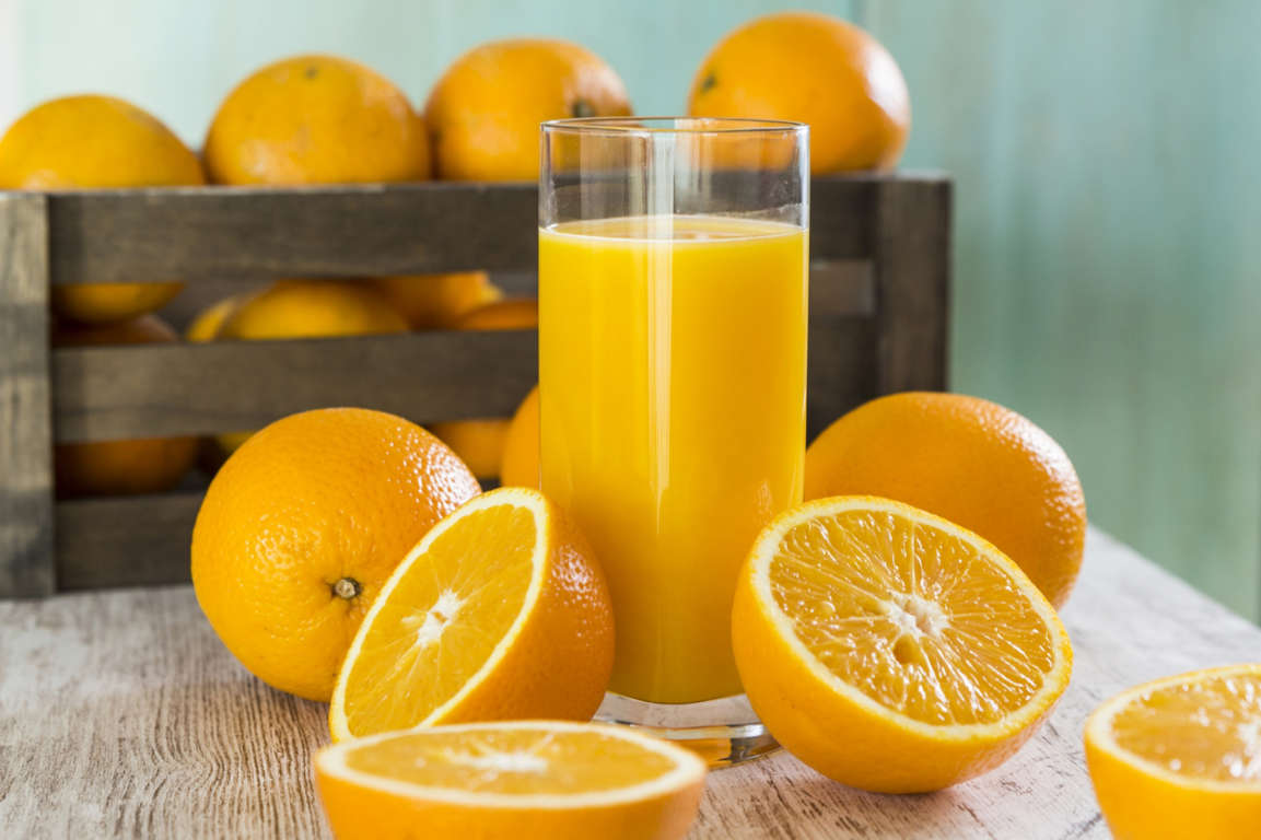 Diapositiva 6 de 11: Por la mañana, lo mejor es exprimir tú mismo la fruta, un zumo de naranja, pomelo o limón, que te aportará todas las vitaminas para revitalizarte. Por otro lado, debes evitar los zumos de frutas industriales que contienen demasiados azúcares a menos que elijas uno de fruta 100% puro sin azúcar agregada. Y sin embargo, si quieres adelgazar, lo mejor será comer la fruta completa; además de saciante, ¡gastarás calorías en digerirla y consumirás menos cantidad! Un vaso de zumo de naranja tiene alrededor de 3 o 4 naranjas: puedes beber fácilmente un vaso, pero ¿podrías comer 3 o 4 naranjas de golpe?