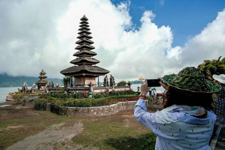 Ilustrasi wisatawan di Pura Ulun Danu, Bali. 