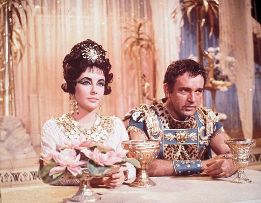 Diapositiva 24 de 33: 'Cleopatra' (1963) unió a dos grandes estrellas de Hollywood: Elizabeth Taylor y Richard Burton.