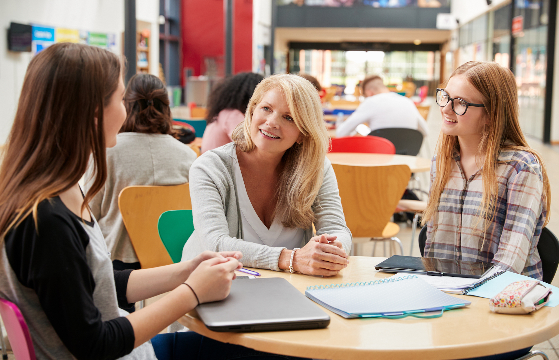 Преподаватель беседует со студентами. Студент у окна. Teacher talking. Net et pupil