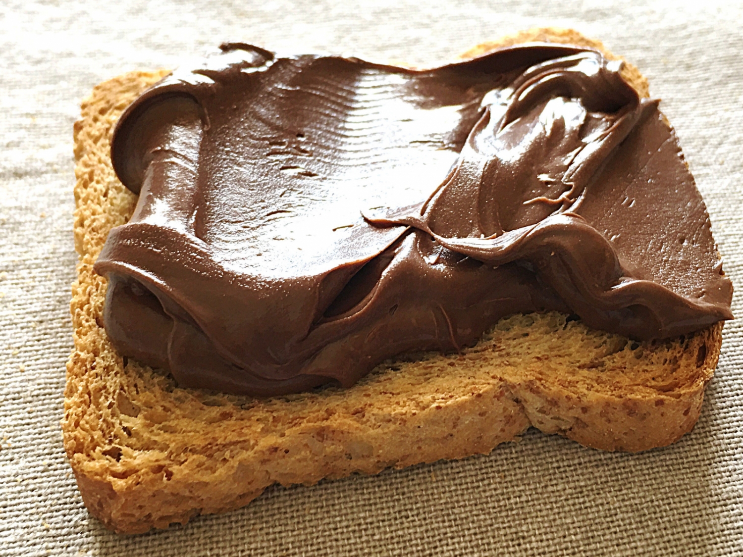 Slide 10 de 11: A Nutella é a pedida favorita de jovens a idosos, alguns dos quais permaneceram viciados... Mas os nutricionistas estão longe de elogiá-la. Rica em óleo de palma e carboidratos, é melhor evitar o hábito de consumi-la, mesmo no café da manhã.