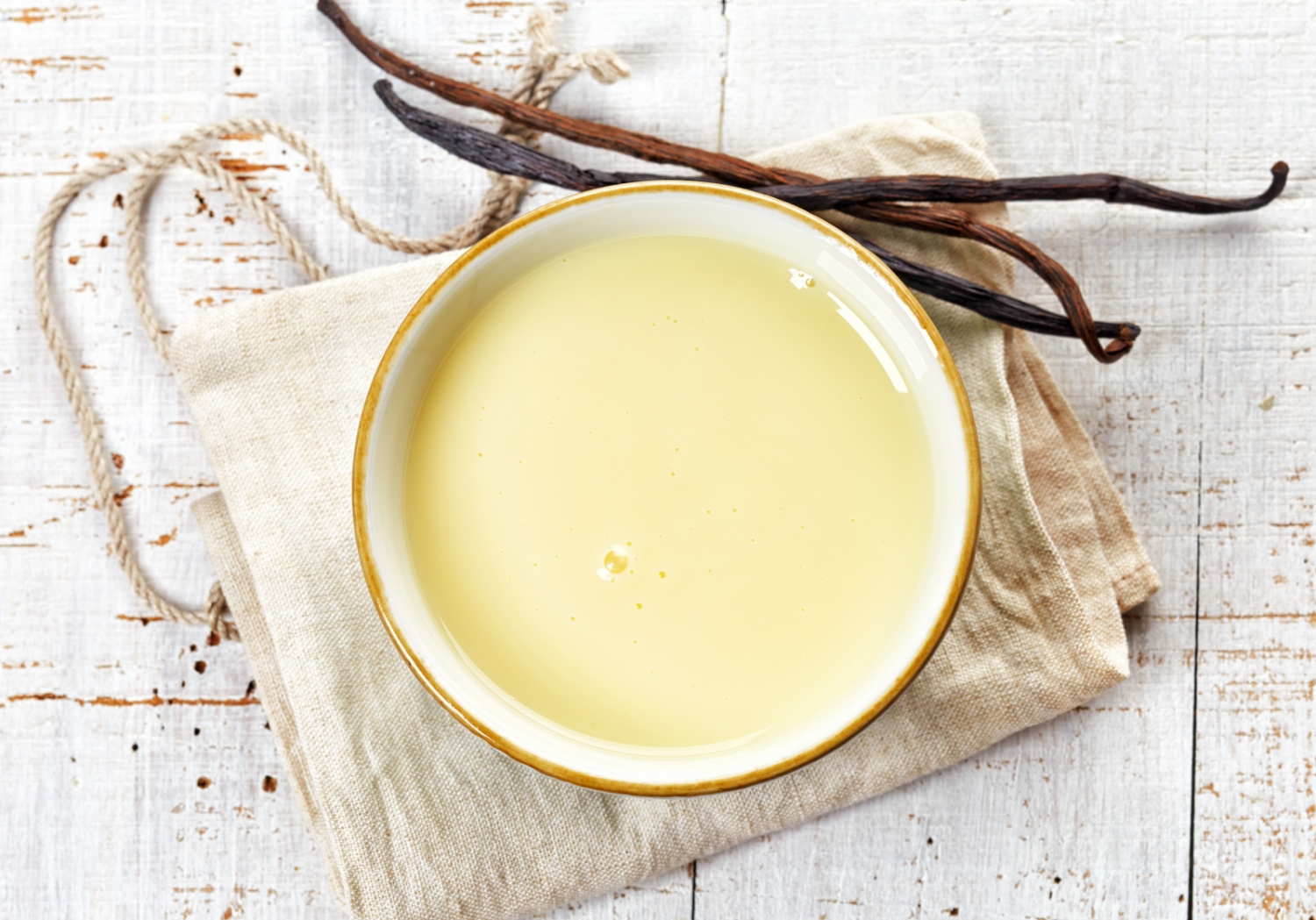 Slide 4 de 11: Recomenda-se o consumo de laticínios e o café da manhã é ideal para isso. Queijo cottage e os iogurtes desnatados são perfeitos para refeições balanceadas, mas os cremes doces tipo mingau e os iogurtes adoçados e aromatizados são proibidos.
