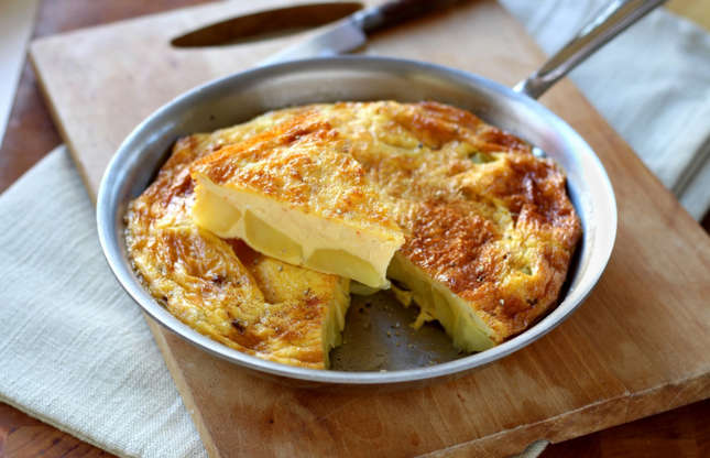 Slide 11 de 20: É verdade que muitas vezes recorremos à sempre fiável omelete de batata, que tanto as crianças como os adultos gostam e que pode ser comida tanto quente como fria. Para as crianças podemos servir em cubos ou mesmo na forma de uma sanduíche no pão. Passo a passo das tortillas espanholas de comer rezando!