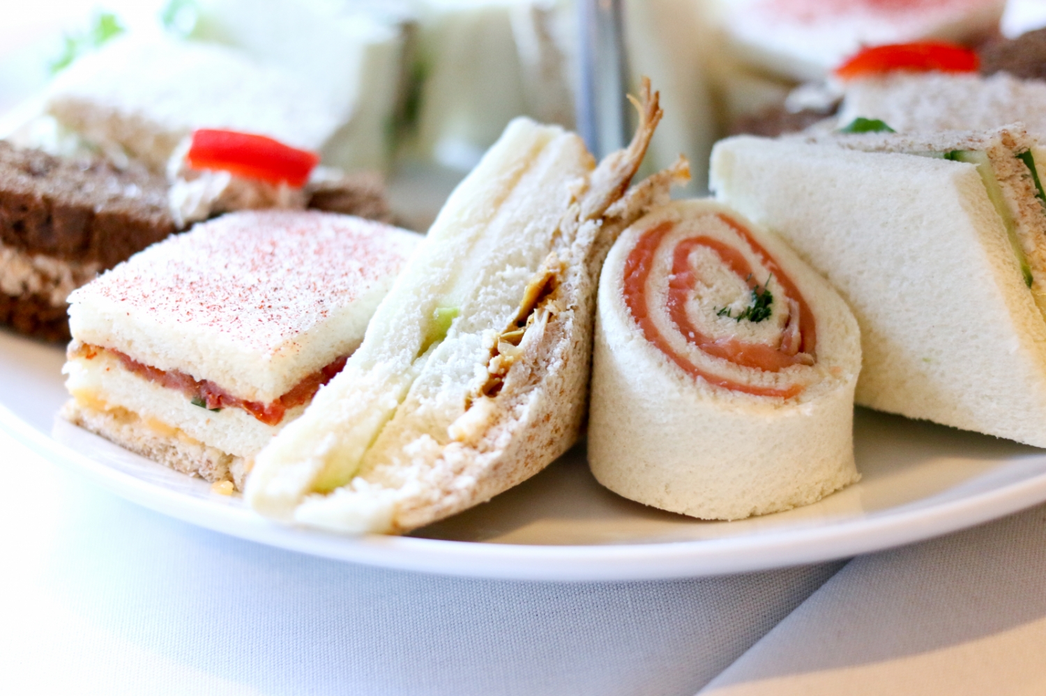 Slide 8 de 20: Na Inglaterra, a hora do chá é levada muito a sério, e os sanduíches que costumam oferecer são variados e deliciosos. Entre eles está uma variedade de sanduíches que as crianças adoram. Por exemplo: cream cheese, pepino fatiado e salmão defumado; presunto, queijo cheddar e alface; salada de atum com maionese; compotas caseiras; fatias finas de maçã com manteiga de amendoim.