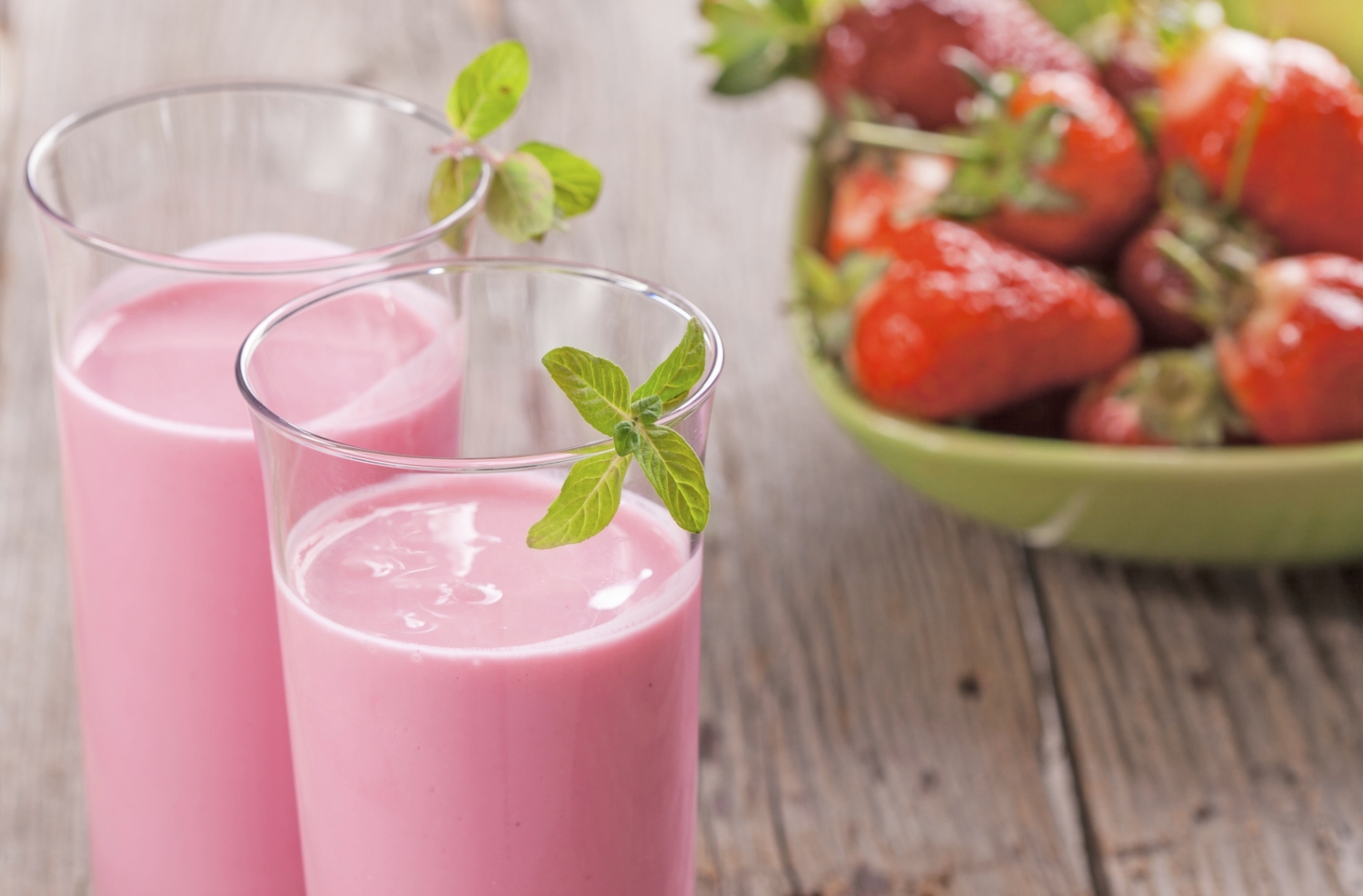 Slide 2 de 20: As vitaminas são uma ótima opção para as crianças obterem suas porções de frutas e proteínas, além de ajudá-las a se hidratar facilmente (especialmente aquelas crianças que não gostam do sabor da água pura). Prepare misturando non liquidificador o leite com 1 xícara de morangos lavados e corte em pedaços. Adicione um pouco de açúcar, mel ou nozes picadas a gosto e sirva em garrafa térmica para melhor conservação.