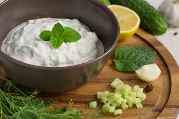 Slide 19 de 20: Algumas torradas de pão sírio com um pouco de tzatziki são uma delícia. Faça esta versão rápida e fácil misturando 1/2 pepino, descascado e cortado em cubinhos, com 1 dente de alho picado finamente (opcional), uma pitada de suco de limão, sal, pimenta e hortelã fresca picada. 