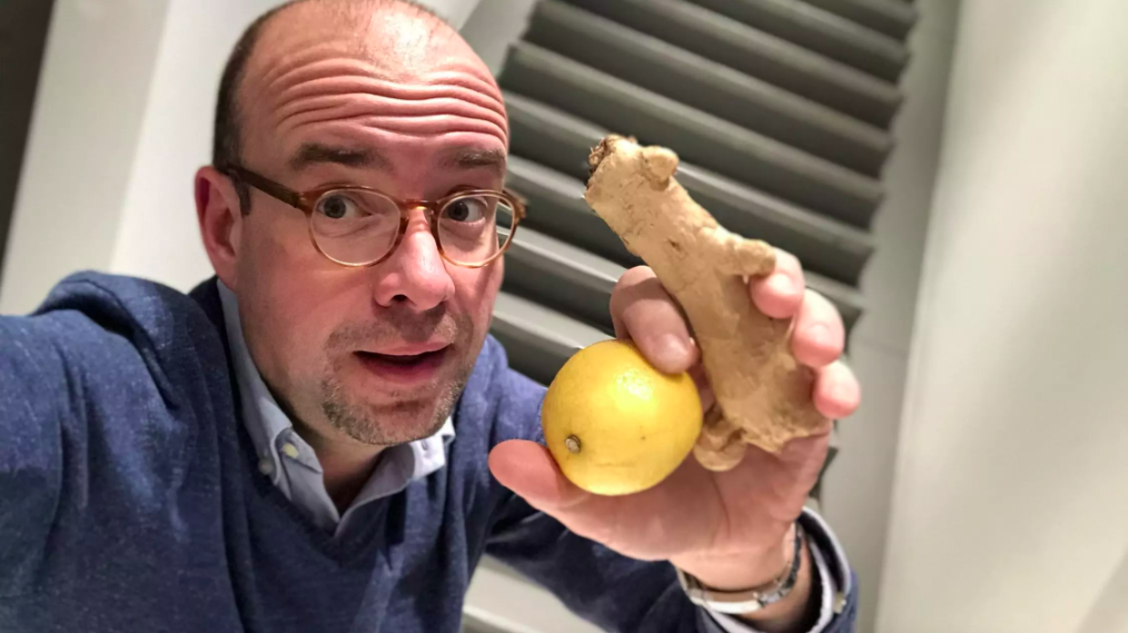 ¿Sabías que beber agua con limón tiene beneficios para la salud?