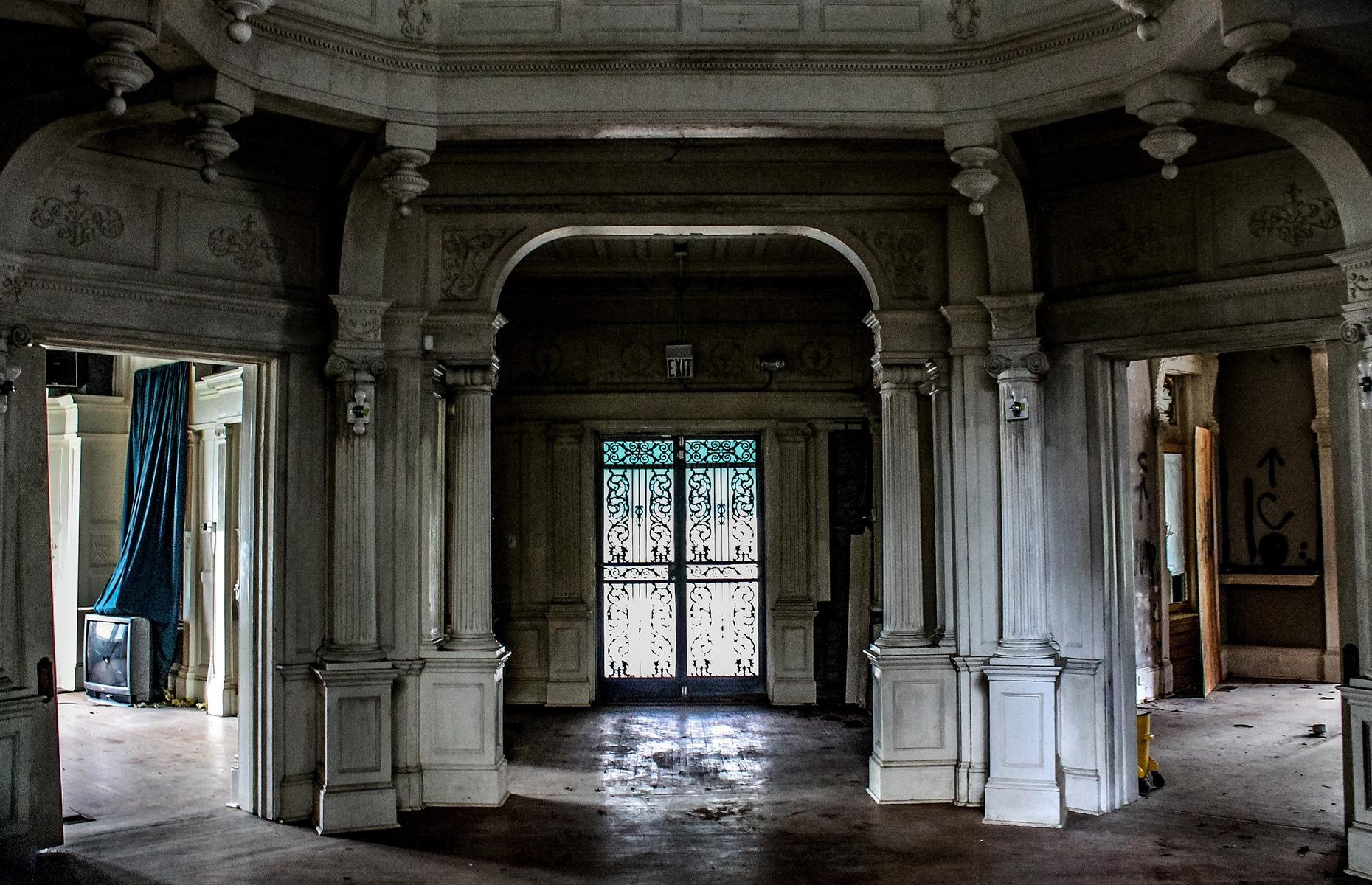 Schlossruine Warum dieser exzentrische Millionär seine Villa aufgab