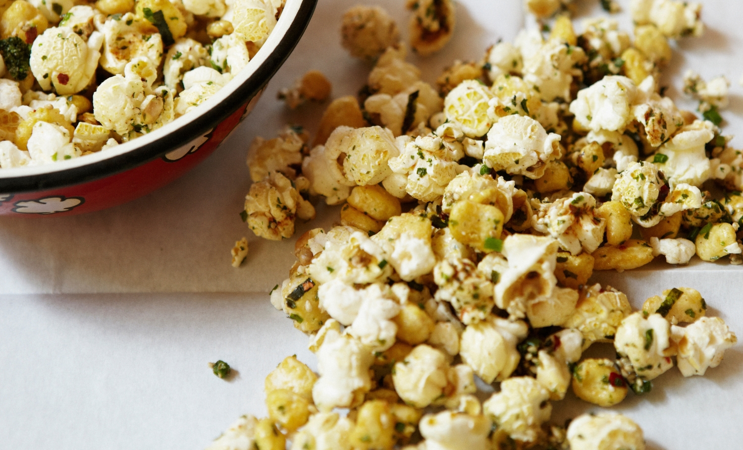 Slide 6 de 10: Parece contraditório dizer isto, mas é verdade. Apesar de existir uma grande variedade de pipocas para micro-ondas, recomendamos não prepará-las neste aparelho. Porque? Os grãos do milho para pipocas de micro-ondas, contêm uma substância denominada PFOA. Este componente atrapalha o sistema endócrino e afeta a produção de hormônios sexuais. A substancia que também dá o sabor de manteiga é prejudicial. Se você quiser pipocas  sem riscos, faça em casa que além de mais saudáveis são mais saborosas.