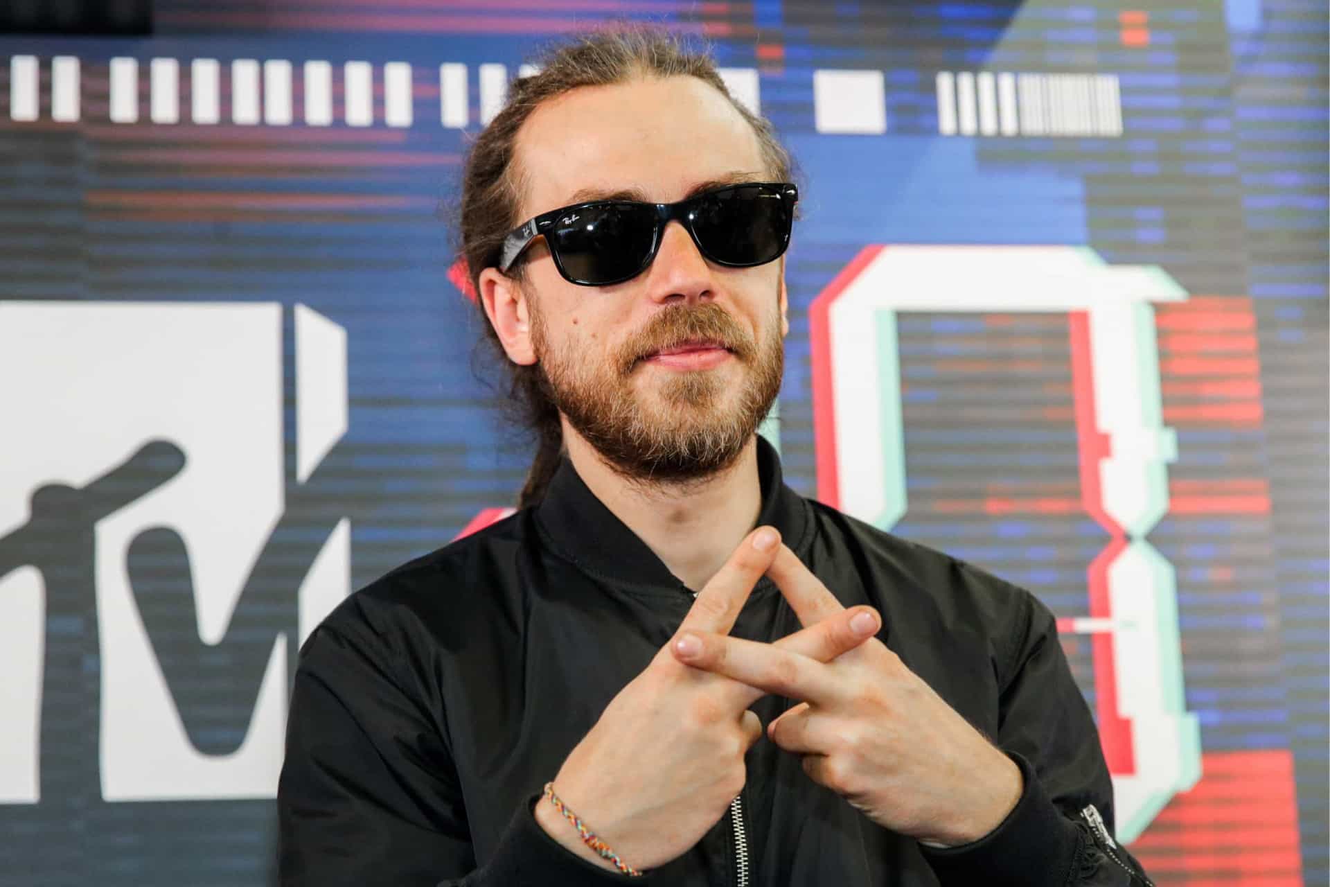 Stars who dropped dead on stage