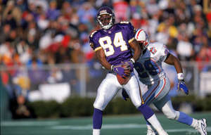 It’s been a while since the Minnesota Vikings have been one of the league’s top teams. However, they were a bit of an offensive juggernaut during the 1998 season, as they featured a rookie Randy Moss opposite Cris Carter. Those two paired with Randall Cunningham and Robert Smith helped them score an NFL-record 551 points. The Vikings hung on to a 15-1 record in the regular season but lost in the NFC Championship game vs. the Atlanta Falcons. That was the first time we had a glimpse of Moss’ greatness, as he finished the season with 1,313 yards and 17 touchdown receptions.
