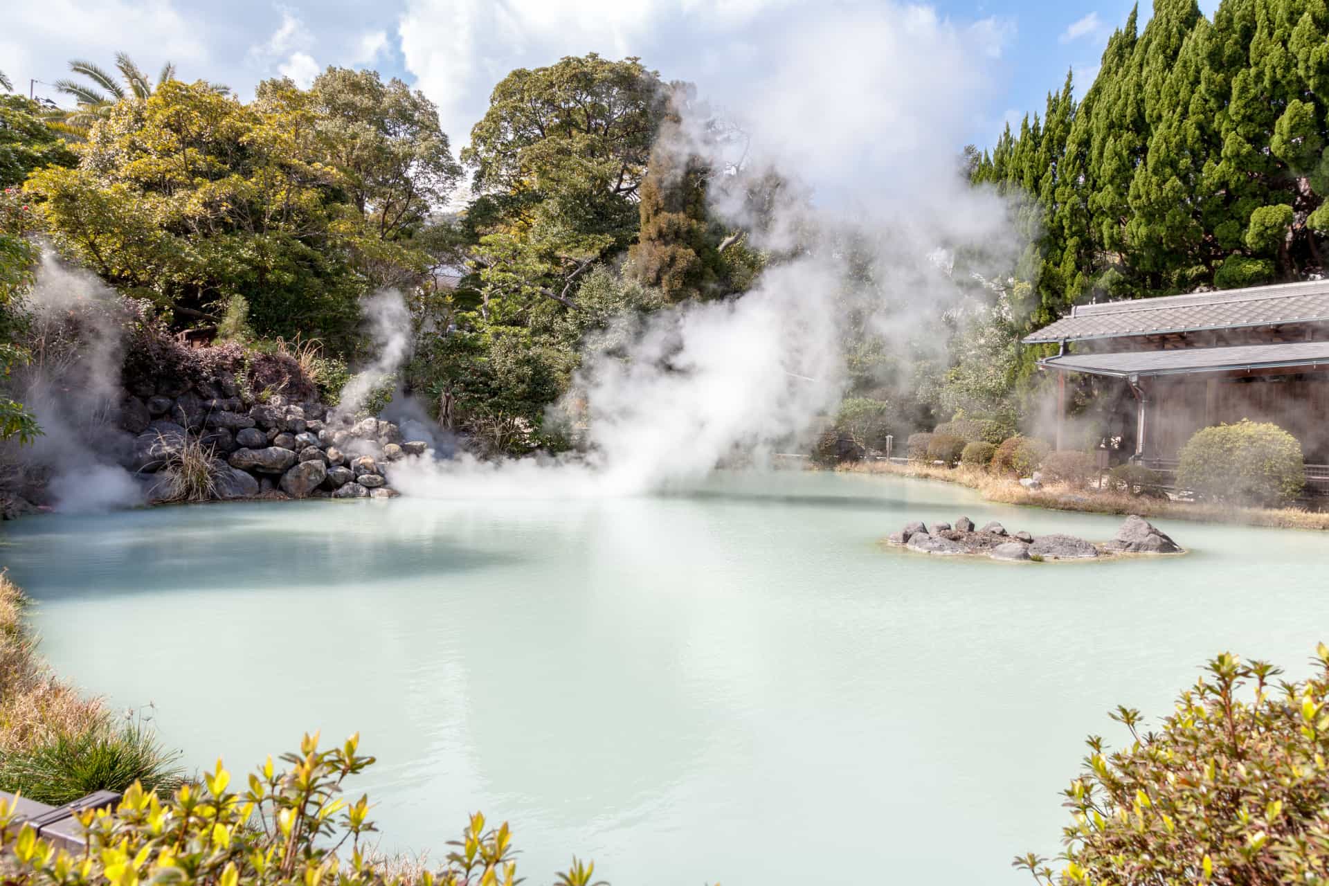 Slide 9 de 28: Ao contrário de medo ou tormenta, os turistas buscam os infernos de Beppu para relaxar nas águas termais.